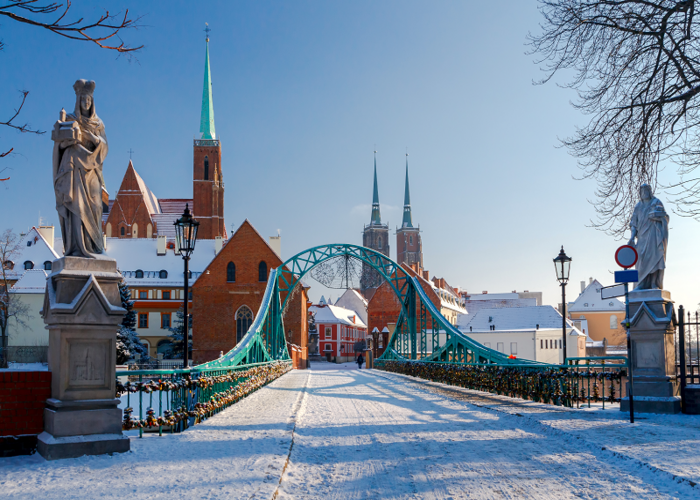 Kolorowe zdjęcie. Ujęcie na Ostrów Tumski zimą.